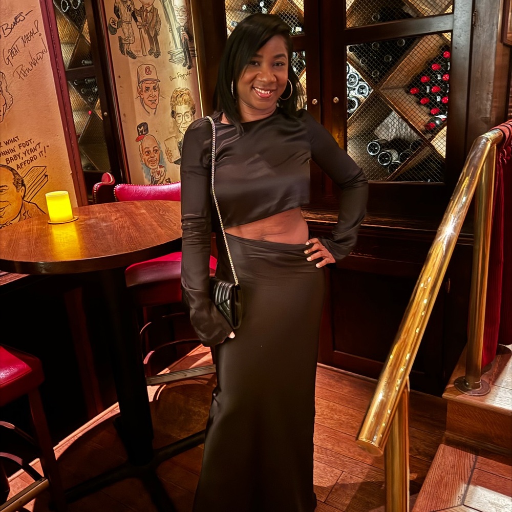 Zara dress in a size small. The material is satin.It’s in great condition!